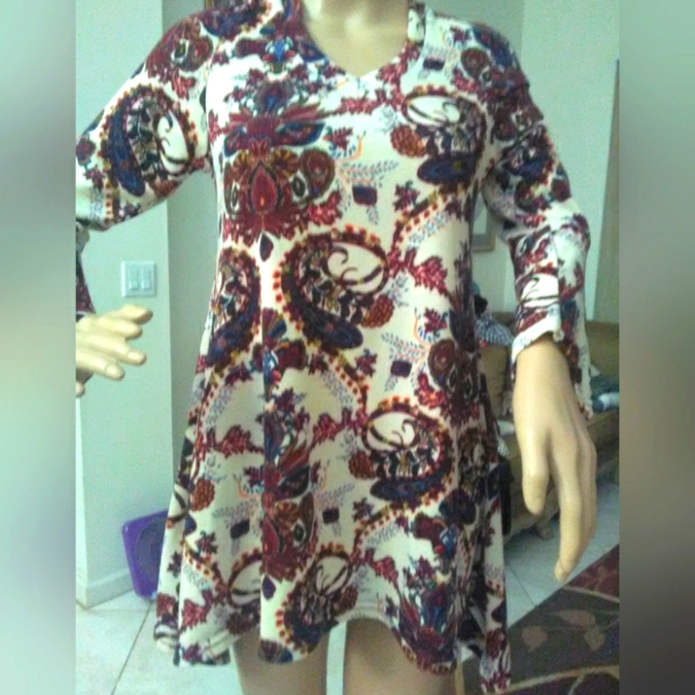 BNWOT FLARE BOTTOM TUNIC BY WIN WIN SZ. S/M. PAISLEY PRINT MINI